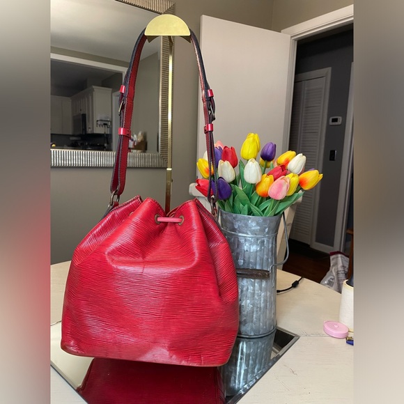 Louis Vuitton Red EPI Noe MM Bucket Bag - Picture 3 of 16